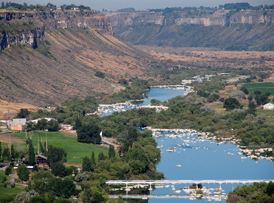 [Set on the canyon floor is a golf course beside the Snake River. Plenty of greenery at this level.]